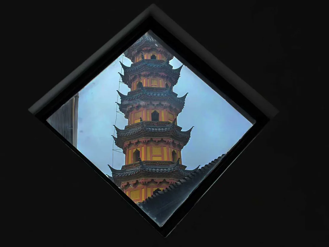 菱形窗里框住的一座塔
